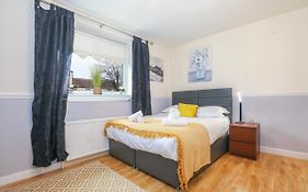 Beautiful 4 Bedroom Cottage - Ideal Location - Free Parking